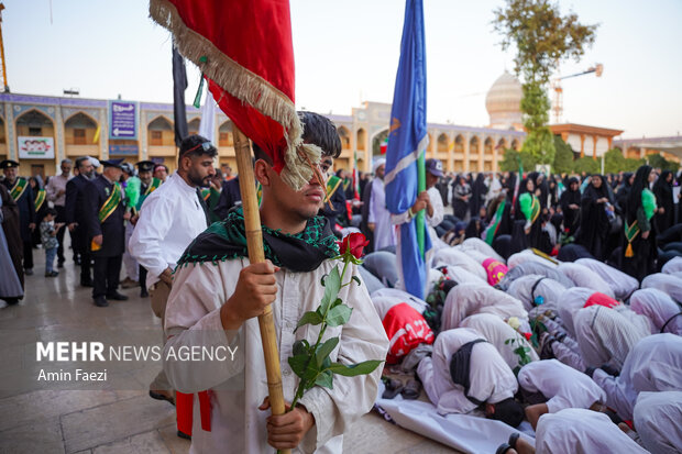کاروان پیاده زائران فیروزآباد به شاهچراغ (ع)