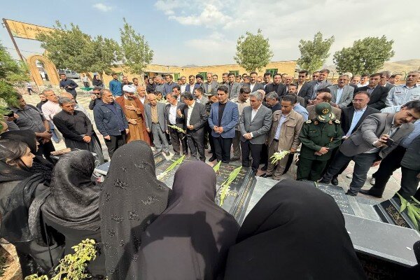 استاندار کردستان به مقام شهدای کامیاران ادای احترام کرد