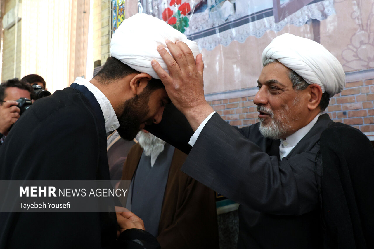 آیین عمامه‌گذاری جمعی از طلاب همدان