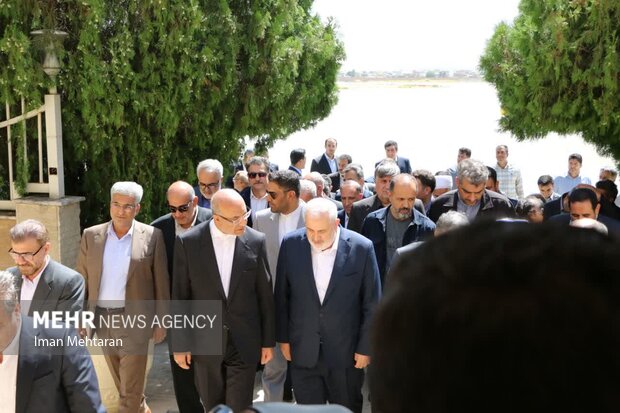 وزیر نیرو برای افتتاح چند طرح وارد کرمانشاه شد