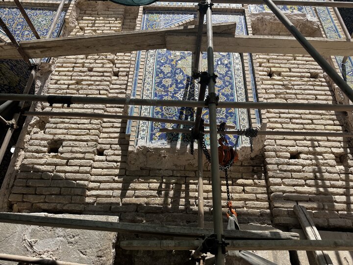 کاشی‌های مسجد جامع عباسی چرا پایین می‌آیند؛ روایتی از یک آسیب چندلایه