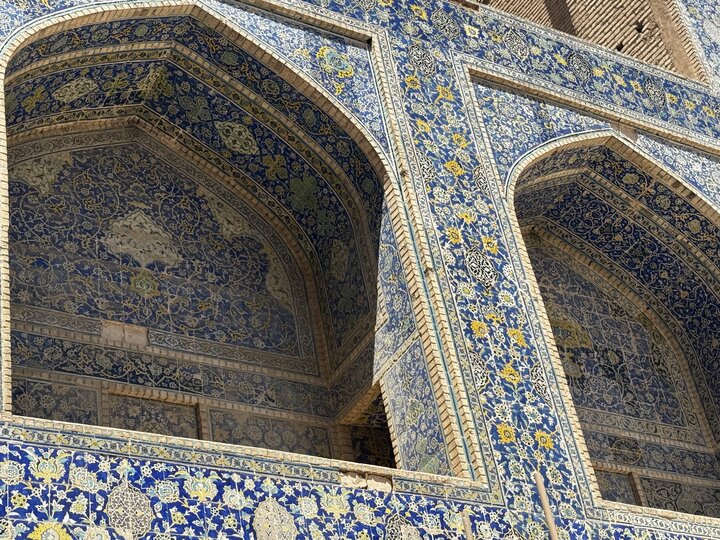 کاشی‌های مسجد جامع عباسی چرا پایین می‌آیند؛ روایتی از یک آسیب چندلایه