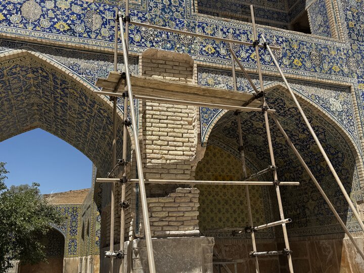 کاشی‌های مسجد جامع عباسی چرا پایین می‌آیند؛ روایتی از یک آسیب چندلایه