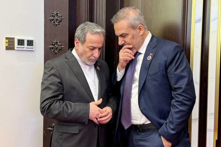 عراقجي يجري مشاورات مع نظرائه الإقليميين على هامش قمة منظمة شنغهاي للتعاون