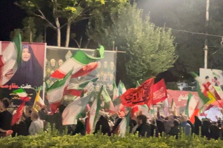 چراغ اجتماع شبانه تبریزی‌ها در شب ۱۸۵ همچنان روشن است
