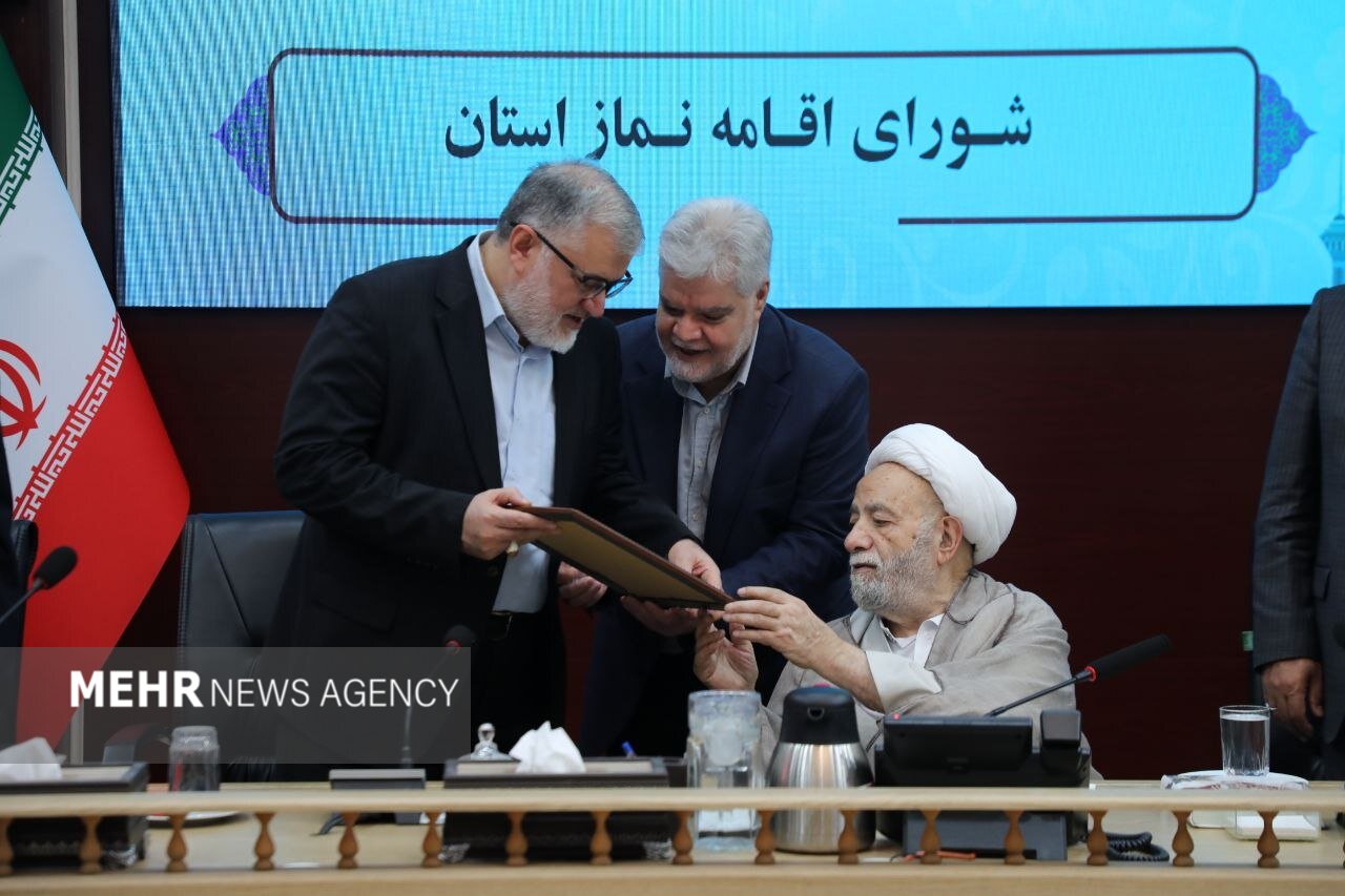تجلیل از یک عمر معلمی قرآن و نماز حجت الاسلام قرائتی