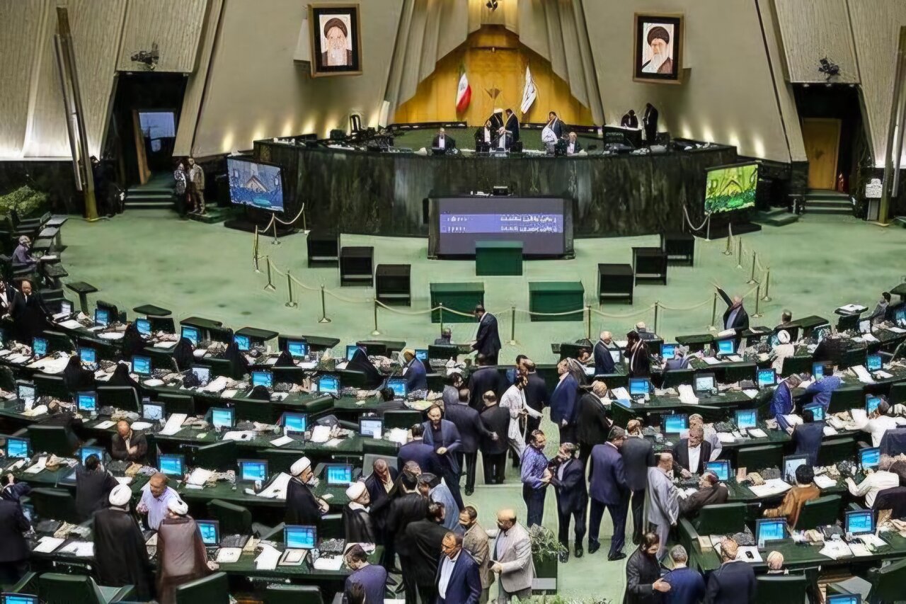 گزارش تحلیلی: طرح تعطیلی پنجشنبه‌ها به صحن مجلس باز می‌گردد | مهر - کد 20c5