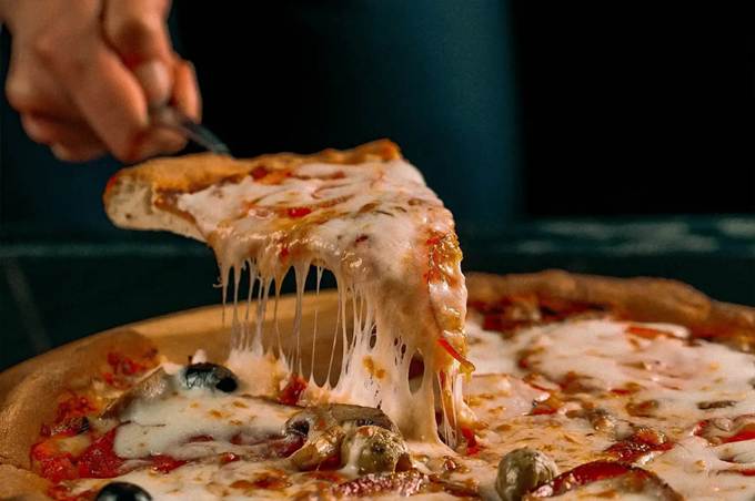 Best Pizza Cheese for Melting and Stretchiness