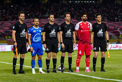 بطری‌باران در دربی ۱۰۷؛ اعتراض پرسپولیسی‌ها به بنیادی‌فرد