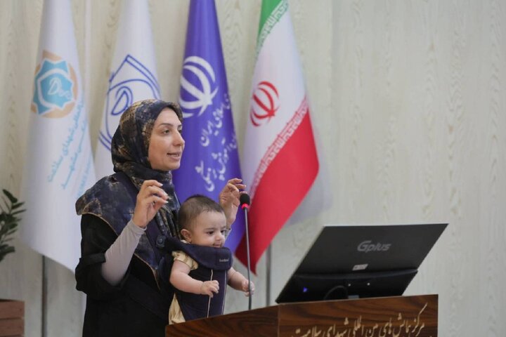 حضور متفاوت مشاور وزیر بهداشت در سخنرانی+ عکس