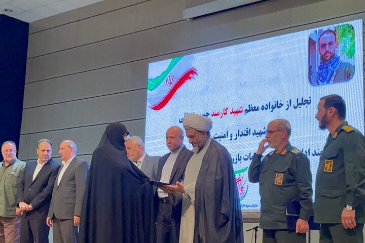 تجلیل از کارمندان «میداندار» آذربایجانشرقی در جنگ تحمیلی سوم تجلیل از کارمندان «میداندار» آذربایجانشرقی در جنگ تحمیلی سوم