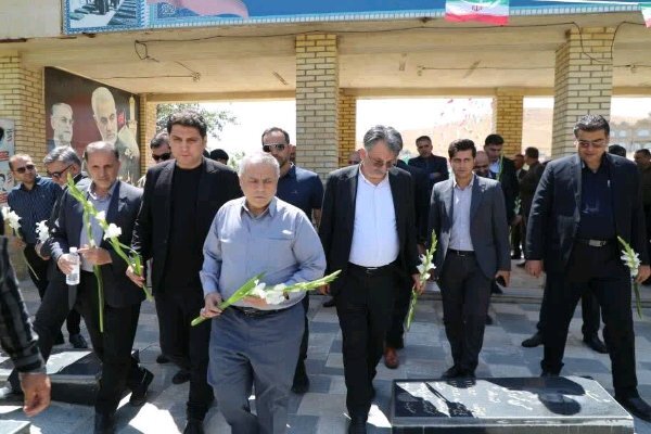 استاندار کردستان به مقام شهدای سقز ادای احترام کرد