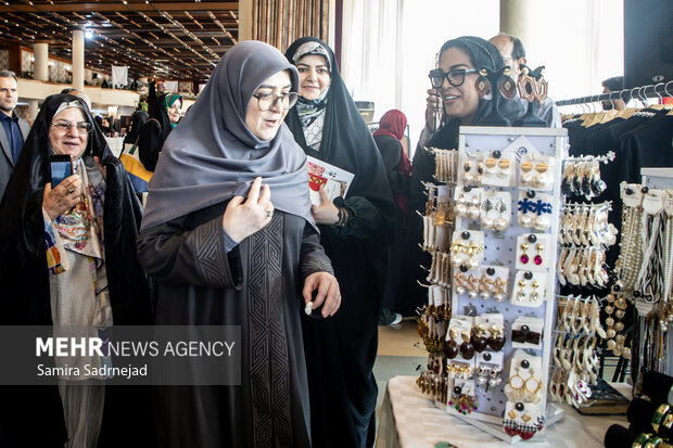 نمایشگاه خیریه انجمن دیپلماتیک بانوان