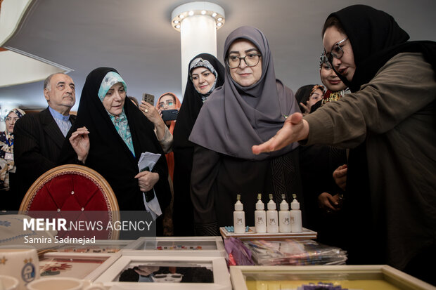 نمایشگاه خیریه انجمن دیپلماتیک بانوان