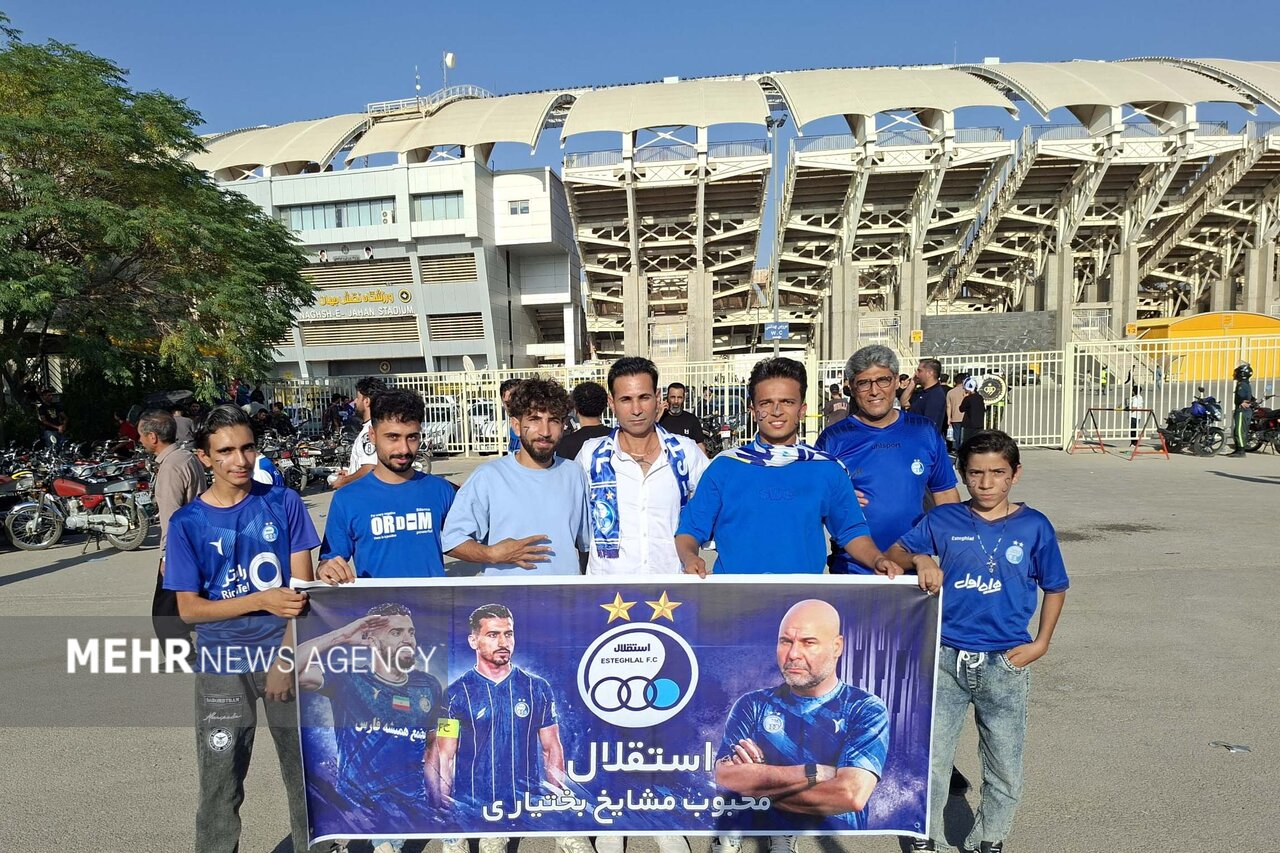 اعتراض بانوان و شعار پرسپولیسی‌ها علیه بازیکن استقلال و تیم تراکتور