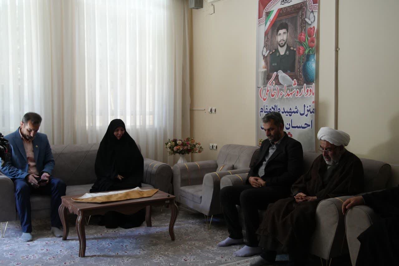 بررسی جامع: دیدار معاون نمایندگی ولی‌فقیه در سپاه با خانواده شهید «احسان حسینی» | مهر - کد 5304