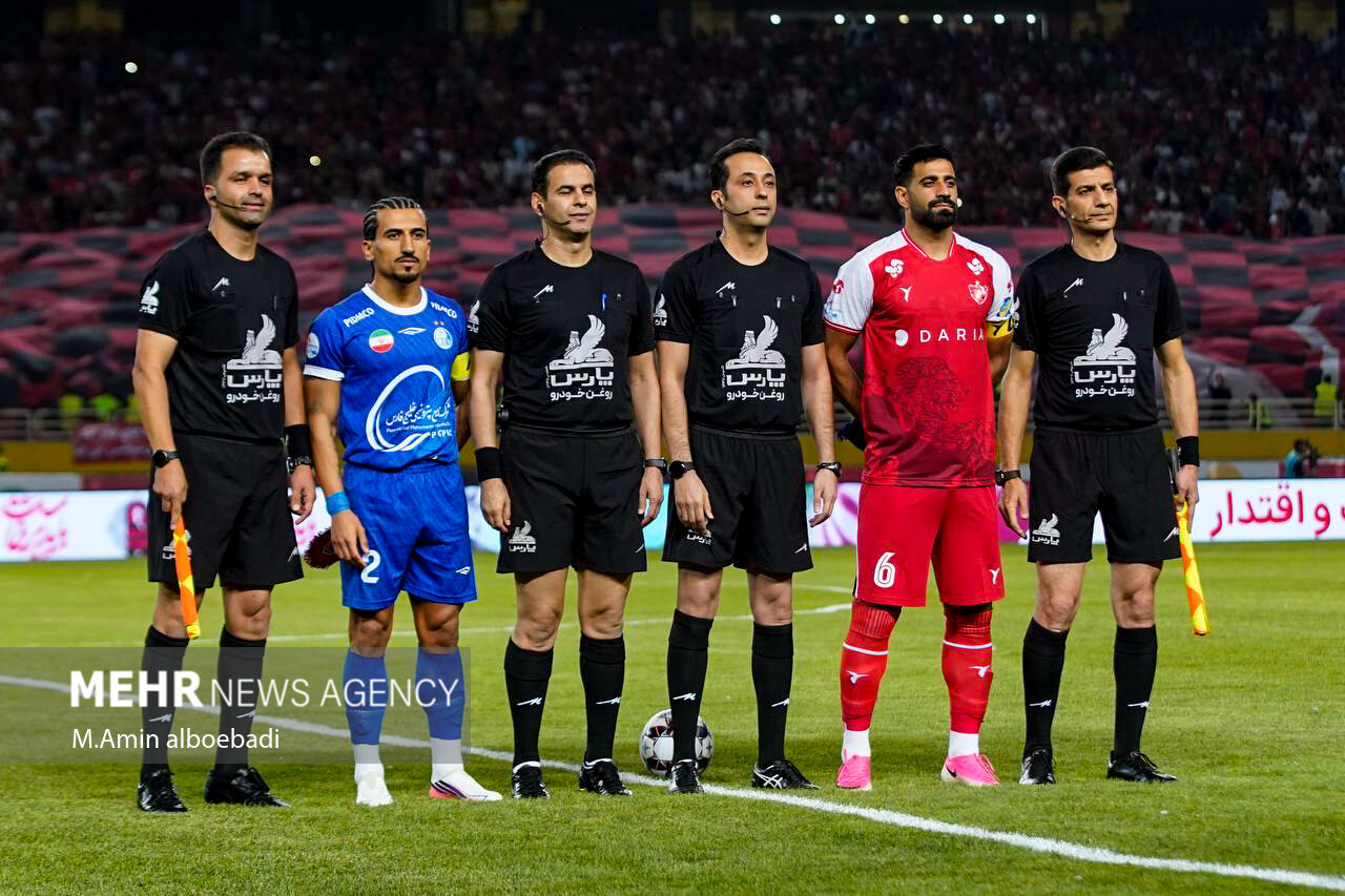 بطریباران در دربی ۱۰۷؛ اعتراض پرسپولیسیها به بنیادیفرد