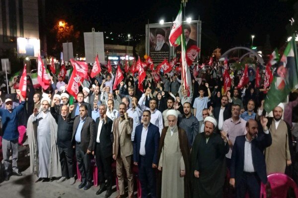 مردم سنندج برای ایران به میدان آمدند؛ نمایش وحدت در یک تجمع شبانه