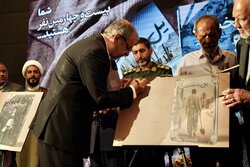 رونمایی کتاب «خرما نخورده» و مستند «بیل به دست» در کرمان