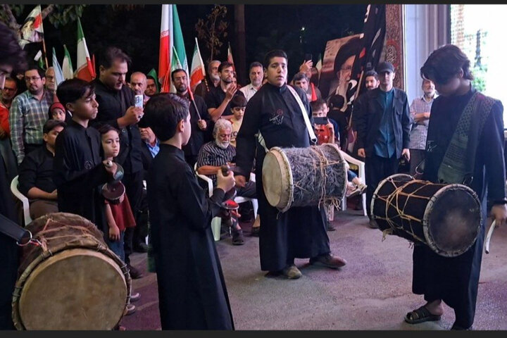 سنج و دمام زنی در مراسم گرامیداشت جانباختگان تصادف وکیل آباد مشهد