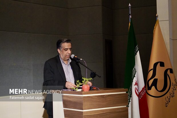 رونمایی کتاب «خرما نخورده» و مستند «بیل به دست» در کرمان