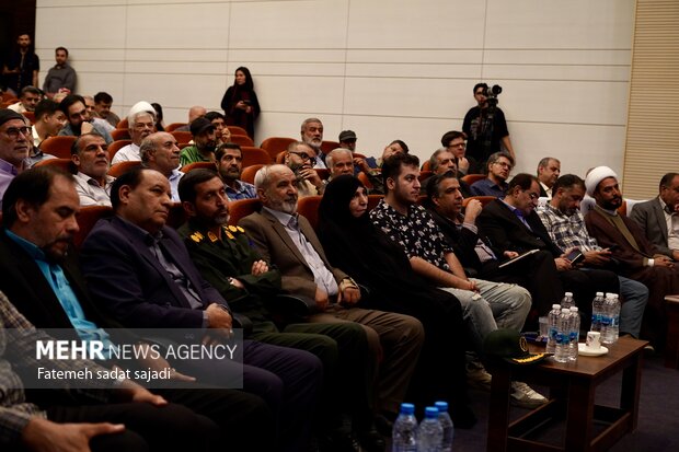 رونمایی کتاب «خرما نخورده» و مستند «بیل به دست» در کرمان