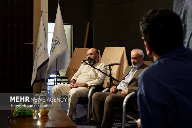 رونمایی کتاب «خرما نخورده» و مستند «بیل به دست» در کرمان