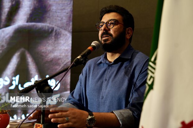 رونمایی کتاب «خرما نخورده» و مستند «بیل به دست» در کرمان