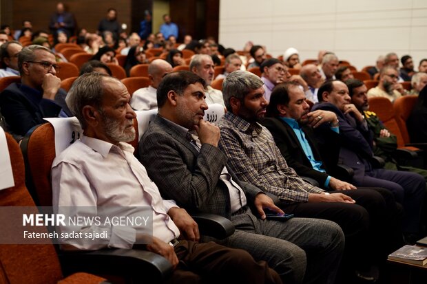 رونمایی کتاب «خرما نخورده» و مستند «بیل به دست» در کرمان