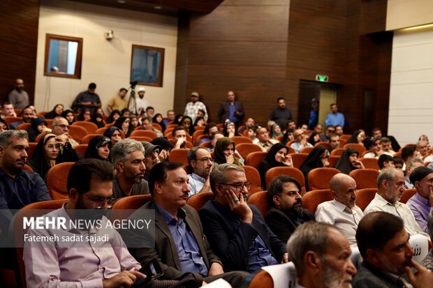 رونمایی کتاب «خرما نخورده» و مستند «بیل به دست» در کرمان
