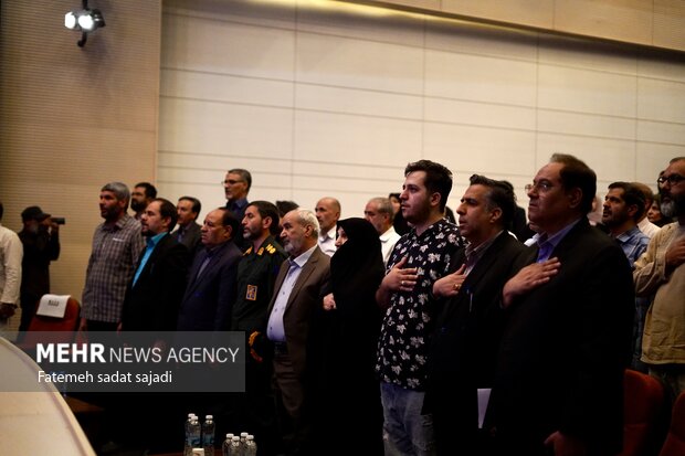 رونمایی کتاب «خرما نخورده» و مستند «بیل به دست» در کرمان