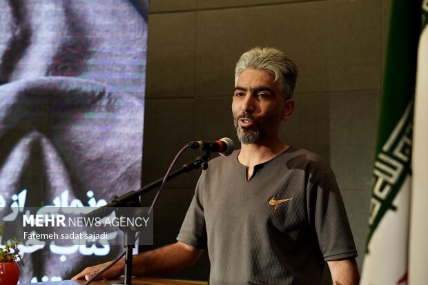 رونمایی کتاب «خرما نخورده» و مستند «بیل به دست» در کرمان