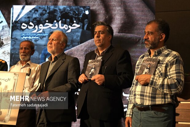 رونمایی کتاب «خرما نخورده» و مستند «بیل به دست» در کرمان