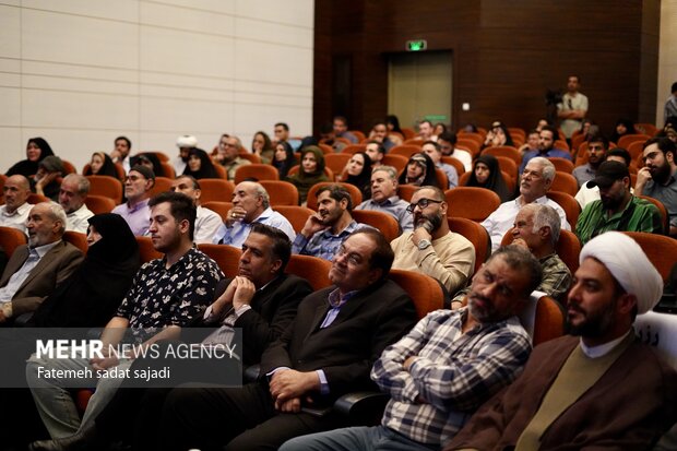 رونمایی کتاب «خرما نخورده» و مستند «بیل به دست» در کرمان