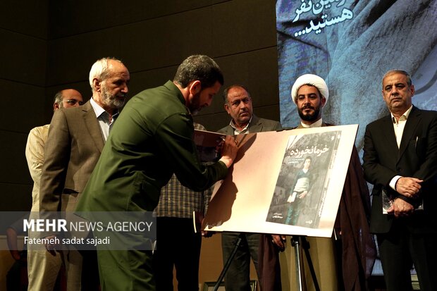 رونمایی کتاب «خرما نخورده» و مستند «بیل به دست» در کرمان