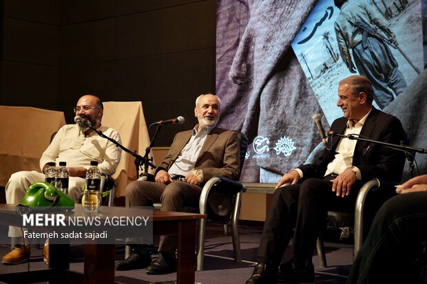 رونمایی کتاب «خرما نخورده» و مستند «بیل به دست» در کرمان
