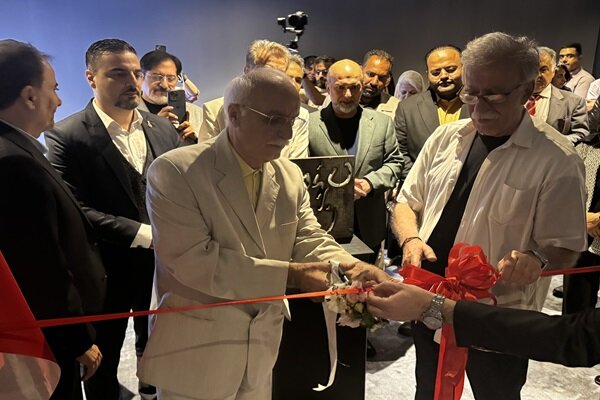 بررسی چالش‌ها: نخستین سالن سینمای هتلی اصفهان به نام علی نصیریان افتتاح شد | مهر - کد f3da
