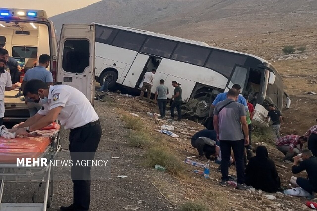 انحراف اتوبوس در گچساران ۴۴ مصدوم برجا گذاشت