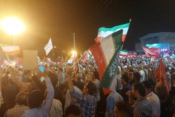 تجمع شبانه مردم در برازجان؛ طنین شعار «بزن که خوب می‌زنی»