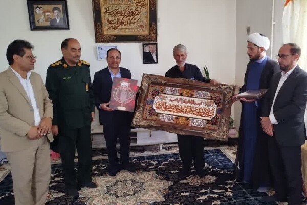 مسئولان سنقروکلیایی با خانواده شهید ایجادی دیدار کردند