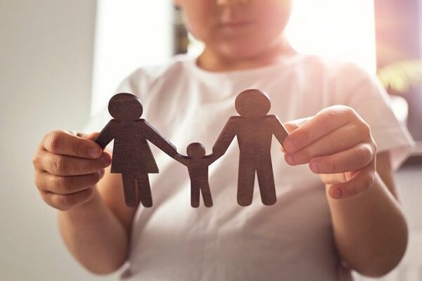 فرزندخوانده چه زمانی می‌تواند نام والدین واقعی خود را بداند؟