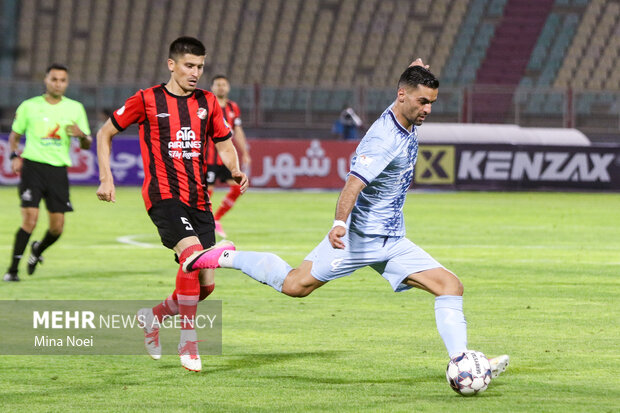 لیگ برتر فوتبال - تراکتور و گل گهر