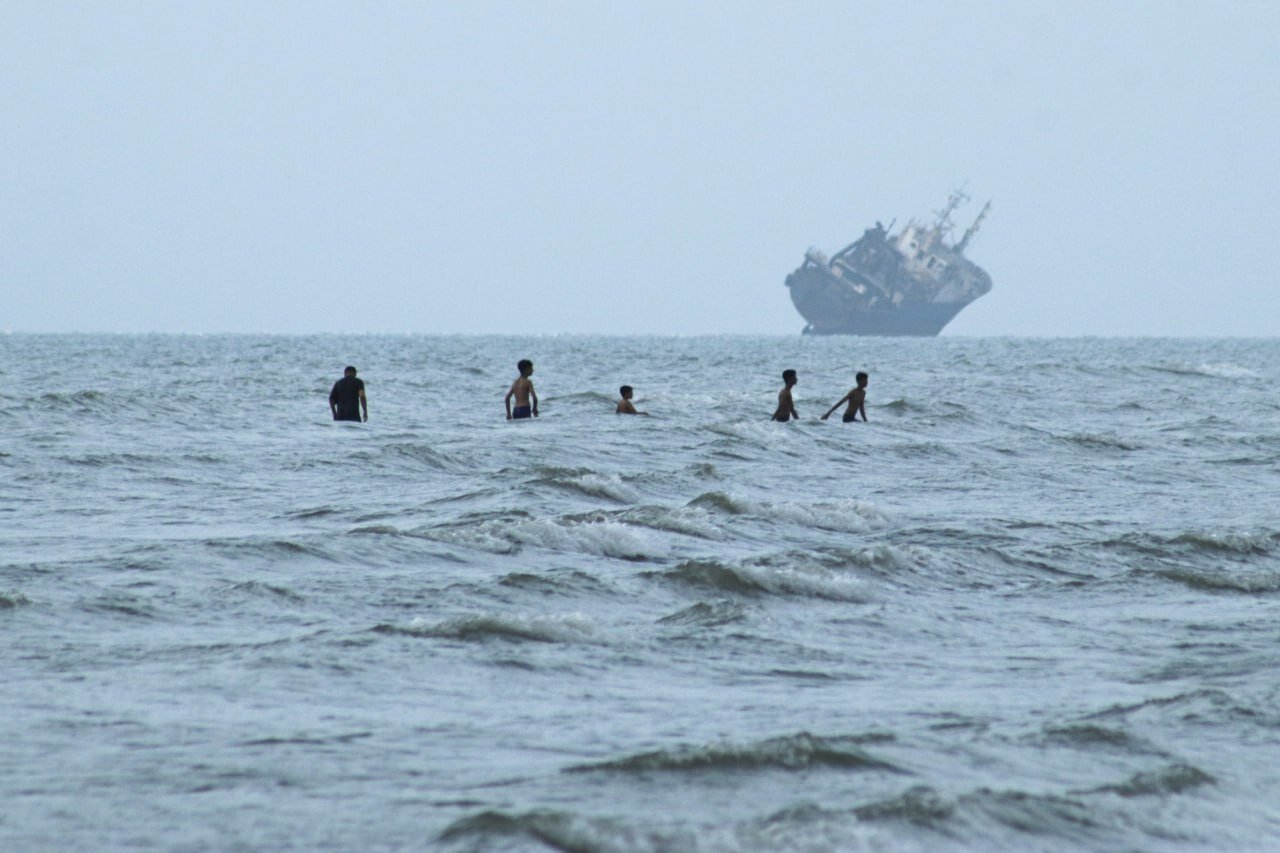 Iran’s retaliatory fire sends US warships fleeing, exposes American vulnerability