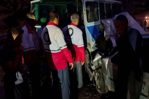 برخورد پژو با مینی‌بوس در جاده نورآباد ۷ نفر مصدوم برجای گذاشت
