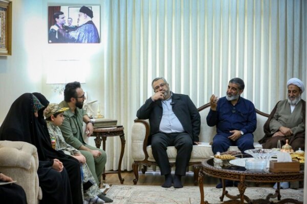 دیدار اعضای دفتر حفظ آثار رهبر شهید انقلاب با خانواده شهید تنگسیری