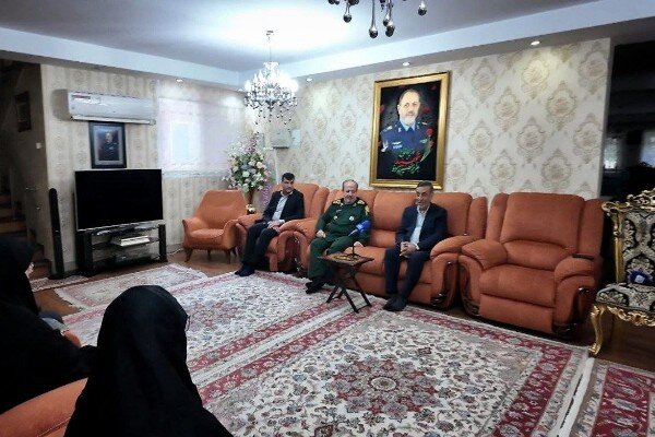دیدار معاون اجرایی رئیس‌جمهور با خانواده وزیر دفاع شهید