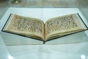 نمایش قرآن کریم منسوب به امیرالمومنین (ع) در نمایشگاه کتاب بغداد
