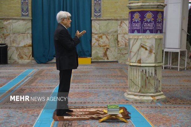 معاون اول رئیس‌جمهور در مسجد مقدس جمکران حضور یافت