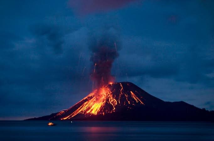 VIDEO: Powerful eruptions of Krakatau volcano in Indonesia