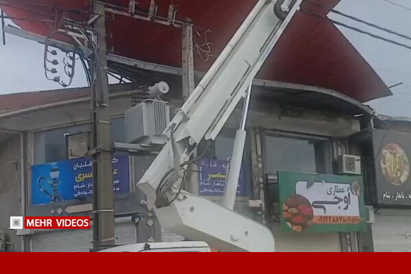 سقوط سقف خانه بر روی تأسیسات برق در بابلسر